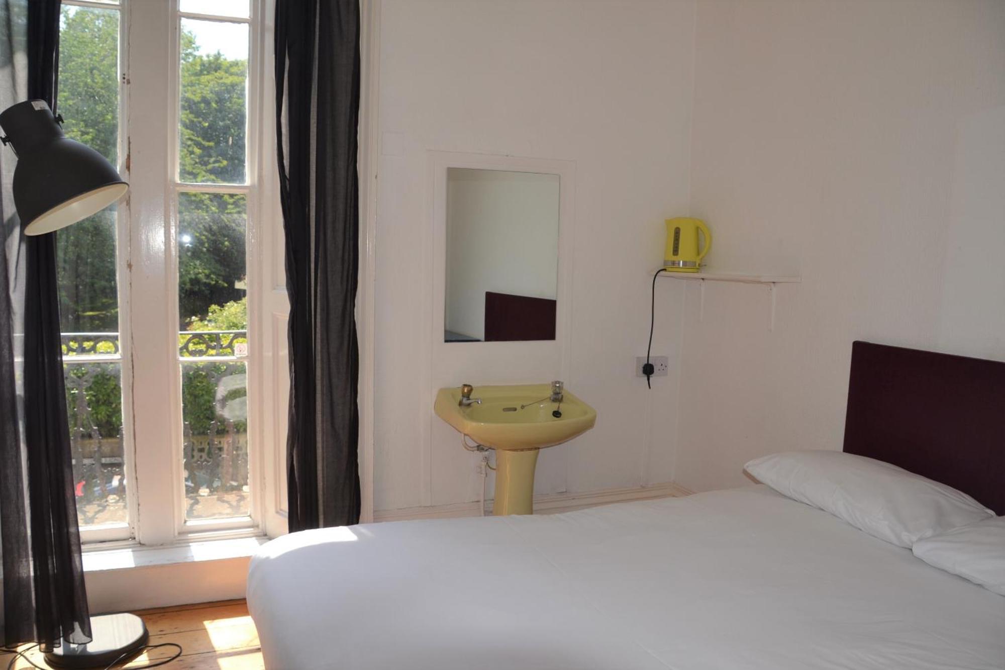 Westbourne Place Rooms - By Clifton Short Lets Bristol Bilik gambar